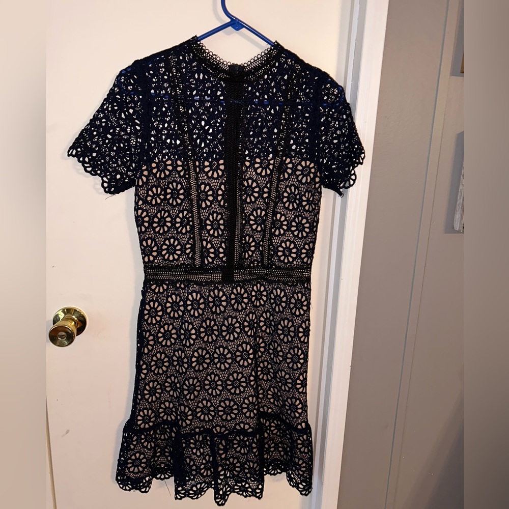 Beautiful lace dress • only worn once! • has a nude lining